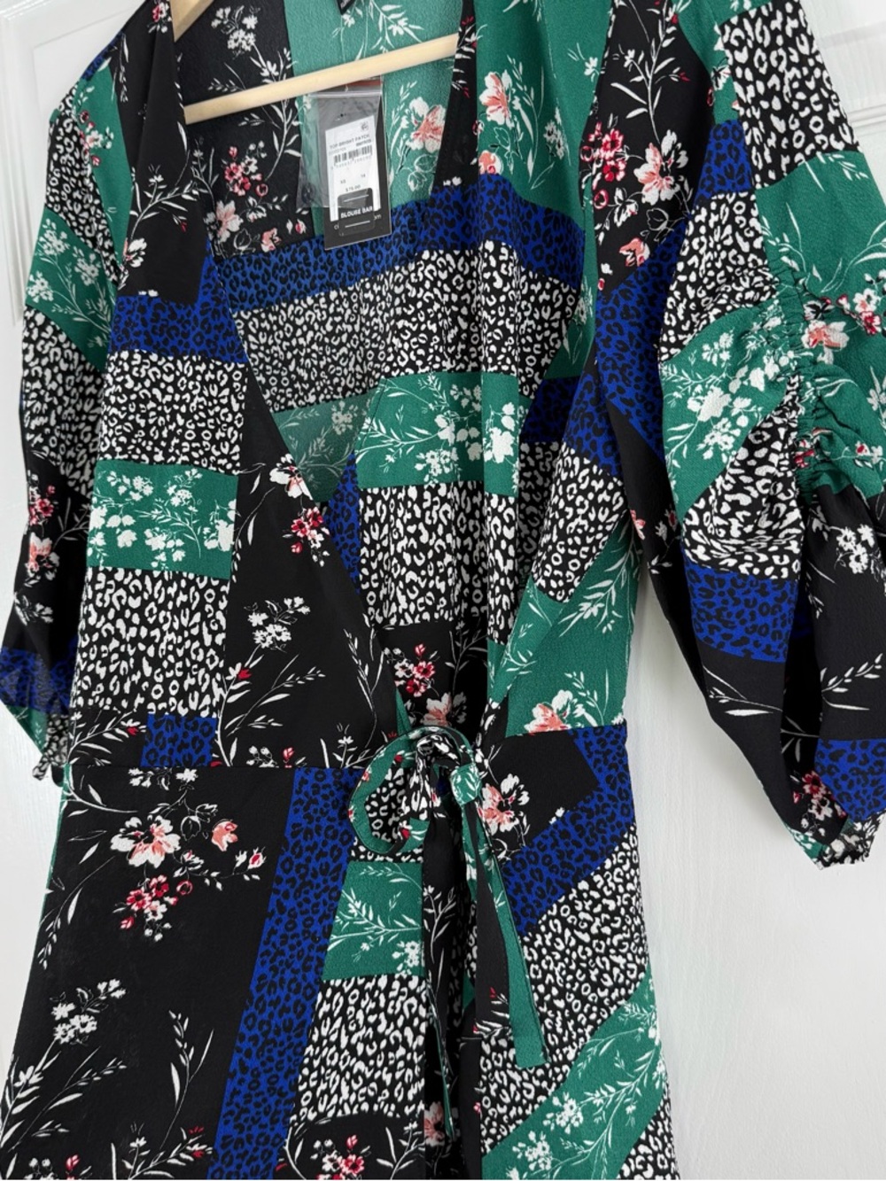 NWT City Chic Feminine Patchwork Ditzy Floral True Wrap Top Size 14 - Picture 4 of 10